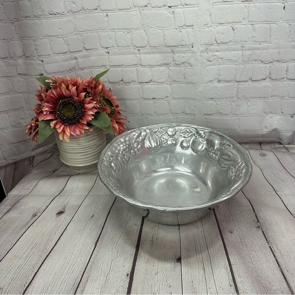 noble excellence napa valley large Embossed grapes fruit Metal serving Bowl - Picture 1 of 7